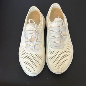 Crocs White & Cream Lace-Up Sneakers